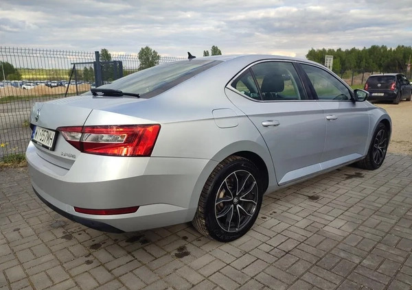 Skoda Superb cena 69000 przebieg: 80400, rok produkcji 2017 z Serock małe 121